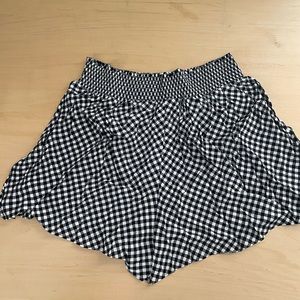 PINK Woven shorts Size X-Large daisies